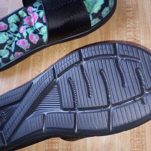 Under Armour Kids Sz 4 slides